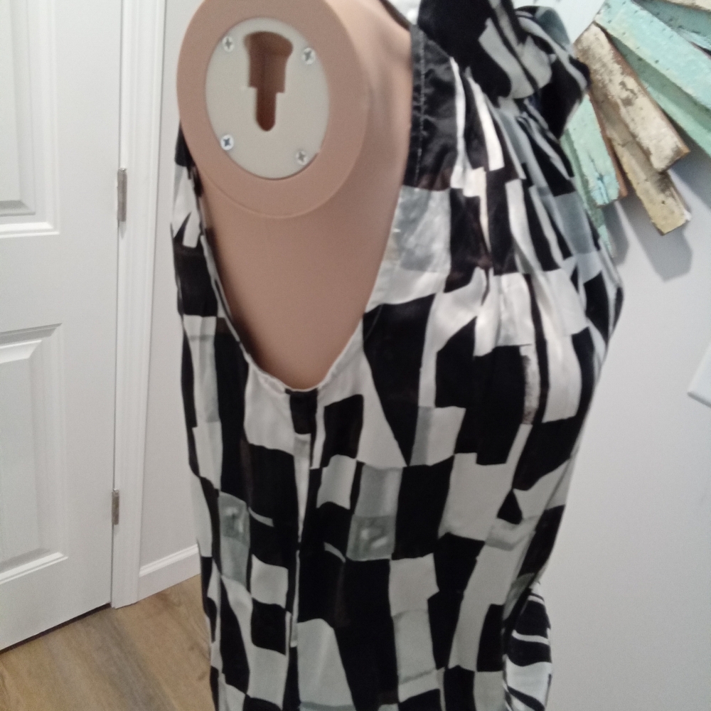 2-$10...White House Black Market Sz XS Sleeveless Black & White Checkered Blouse - Picture 4 of 6